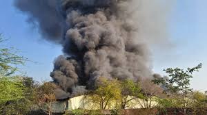 भोपाल में फर्नीचर फैक्ट्री में लगी भीषण आग, 7 किलोमीटर दूर तक दिखा धुएं का गुबार, आधा दर्जन दमकल गाड़ियां मौके पर