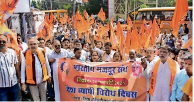 MP में ‘आउटसोर्स’ संकट : 30 हजार स्वास्थ्य कर्मी हड़ताल पर, जेपी अस्पताल में भारी प्रदर्शन से चरमराई व्यवस्थाएं