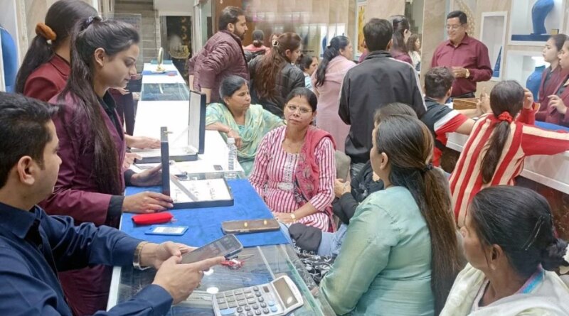 सोना अब भी डेढ़ लाख के पार… मध्यम वर्ग के लिए अंगूठी, चैन, चूड़ी जैसे आभूषण खरीदना भी हुआ मुश्किल