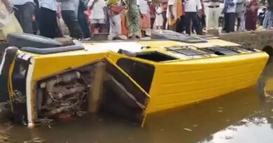 स्कूल बस पुल के नीचे गिरी, एक छात्र की मौत, 13 से अधिक घायल