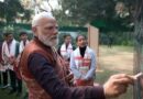 परीक्षा पे चर्चा-पीएम ने बच्‍चों को असम के गमछे पहनाए:मोदी बोले- एक साल में हर विदेशी चीज स्‍वदेशी से बदलें