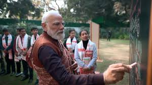 परीक्षा पे चर्चा-पीएम ने बच्‍चों को असम के गमछे पहनाए:मोदी बोले- एक साल में हर विदेशी चीज स्‍वदेशी से बदलें