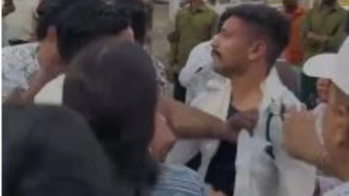 पिकनिक मनाकर लौटे रेलकर्मियों का उत्पात, चेकिंग के दौरान सिपाही की फाड़ी वर्दी, लात-जूतों से किया लहूलुहान