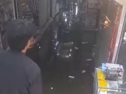 ज्योति कॉम्पलेक्स की डेढ़ सौ दुकानों में गंदा पानी:एमपी नगर में देर रात तक सुधारी सीवेज लाइन