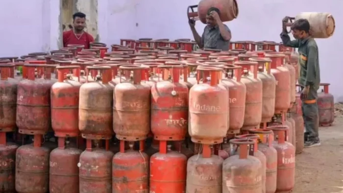 रसोई गैस की किल्लत की खबरों से डरे लोग, सामान्य दिनों की तुलना में दोगुनी हुई बुकिंग