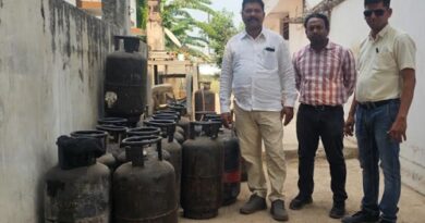 गैस सिलेंडरों की कालाबाजारी पर प्रशासन सख्त, होटल संचालक पर मामला दर्ज