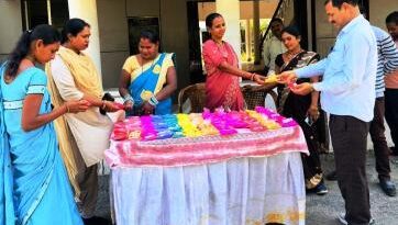 स्व-सहायता समूह की दीदियों ने कलेक्टोरेट और जिला पंचायत में लगाया प्राकृतिक रंगों से बने गुलाल का स्टॉल