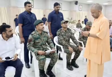 ‘निश्चिंत होकर देश सेवा कीजिए, आपके परिवार की जिम्‍मेदारी हमारी’, जनता दर्शन में फौजियों से बोले सीएम योगी
