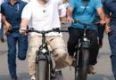 राहुल ने केरलम के कोट्टायम में साइकिल चलाई