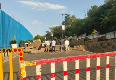 भोपाल नगर निगम की ‘कछुआ चाल’, 30 घंटे बाद भी नहीं सुधरी लोक भवन के पास फूटी पाइपलाइन, पानी के लिए लोग परेशान