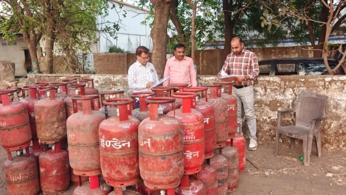 भोपाल में LPG कस्टमर्स के साथ बड़ा ‘धोखा’, ट्रक में मिले बिना सील के सिलिंडर, 27 में तीन KG गैस कम