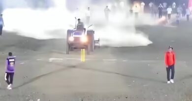 क्रिकेट टूर्नामेंट में आमंत्रित न किए जाने पर नाराज थे नेताजी, फाइनल मैच में पिच पर चलाया ट्रैक्टर