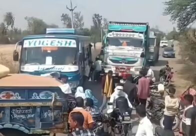 शाजापुर में हाईवे पर गदर, गेहूं रिजेक्ट हुआ तो भड़के किसान, जाम में फंसे दूल्हे से बोले- ‘करो जोरदार अभिनंदन’