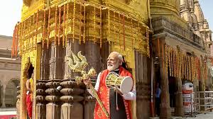 मोदी ने काशी विश्वनाथ में पूजा की, त्रिशूल लहराया:108 बटुकों ने किया शंखनाद