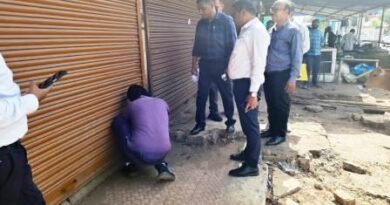 आबंटित दुकानों का किराया जमा नहीं करने पर तालाबंद कर सील करने की कार्रवाई की गई