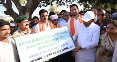 सुशासन तिहार: मुख्यमंत्री विष्णु देव साय ने समाज प्रमुख को सौंपा टेंट एवं बर्तन सामग्री, ग्राम आमगांव में बढ़ेगा रोजगार