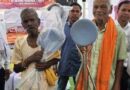 समाज कल्याण विभाग द्वारा भगवान दास और बिसाहू राम को प्रदान की गई छड़ी
