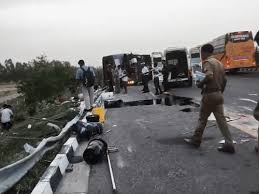 एक्सप्रेस-वे पर AC बस पलटी, दरोगा समेत 7 की मौत