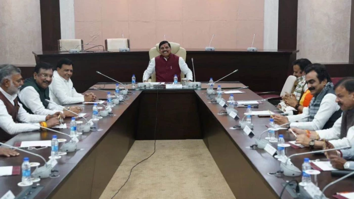 48.32 लाख लोगों को फ्री में रजिस्ट्री कराकर देगी सरकार, 8वीं तक के बच्चों को स्कूल ड्रेस सिलवाकर देंगे