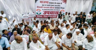 मीनाक्षी नटराजन का नामांकन निरस्त मामला; कांग्रेसियों ने रोशनपुरा चौराहे पर उपवास रखकर जताया विरोध