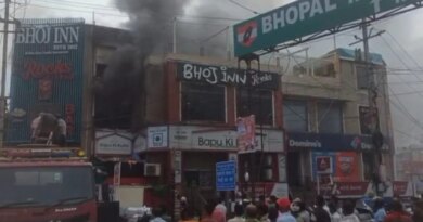 भोपाल के रेस्टोरेंट में भीषण आग: किचन से शुरू हुई लपटें दो मंजिल तक पहुंचीं, दीवार तोड़कर अंदर घुसे दमकलकर्मी