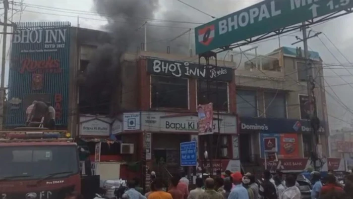 भोपाल के रेस्टोरेंट में भीषण आग: किचन से शुरू हुई लपटें दो मंजिल तक पहुंचीं, दीवार तोड़कर अंदर घुसे दमकलकर्मी